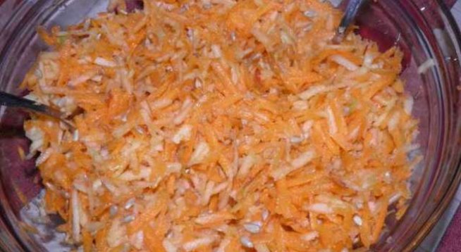 моркови
ябълки
лимон
зехтин
сол
белени слънчогледови семки
