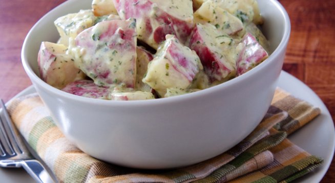 1 кг червени картофи, нарязани на едро
1 чаша заквасена сметана
½ чаша майонеза
2 супени лъжици дижонска горчица
1 чаена лъжичка бял оцет
4 твърдо сварени яйца, нарязани
1 стрък копър, нарязан на ситно
2 стръка пресен лук, нарязан на ситно
1/3 стрък целина, нарязан
1 чаена лъжичка лют сос по избор
1 супена лъжица сушен копър
½ чаена лъжичка чесън на гранули
1 щипка сол
1 щипка черен пипер