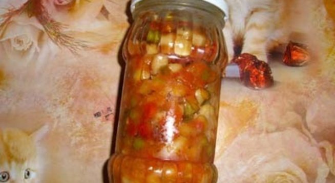1 кг боб (сварен)
3 кг чушки (опечени и обелени, нарязани на ивички)
2 кг моркови (нарязани на кубчета)
2 буркана грах (700 мл)
2 буркана кисели краставички 700 мл (нарязани на малки кубчета)
2 б