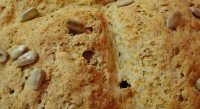 100 г бяло брашно
100 г пълнозърнесто брашно
100 г царевично брашно
1 ч.л. сода
1 ч.л. сол
1 ч.ч. гъст айран
слънчогледови семки за поръсване