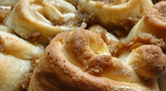 700 г брашно
1/2 кофичка кисело мляко
1 кубче мая
200 г сирене
2 с.л. галета
60 г масло + още за намазване на тавата
3 яйца