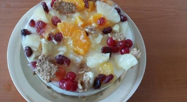 За блата:
125 г Nestlé Fitness с натурален вкус
50 г разтопено масло
За крема:
200 г заквасена сметана
100 г кисело мляко
100 г пудра захар
15 г желатин
За декорация:
150 г плодове по ваш избор
30 г плодово желе