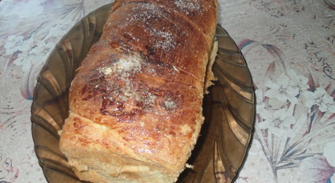 1 кг бяло брашно,
1 ч. л. сол,
50 г мая,
250 г захар,
80 г масло,
80 мл олио,
7 яйца,
250 мл прясно мляко,
ванилия и лимон