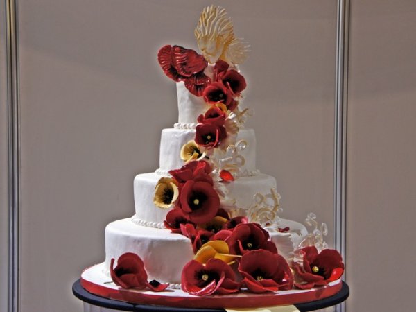 В сватбената торта задължително трябва да присъстват двата елемента – мъжко и женско – като 2 гълъба, 2 халки, 2 рози. 