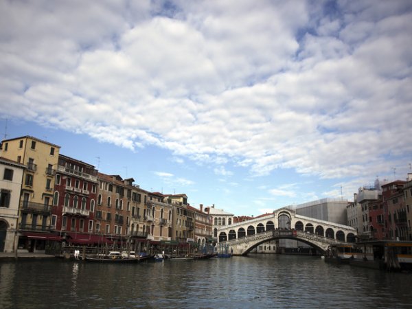 Венеция е известна със своите мостове. Знаете ли, че на това чудно място могат да бъдат видени 417 моста? 72 от тях са частни.&nbsp;Снимка: Reuters