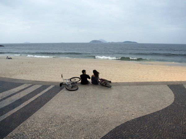 Двойка се радва на спокойните мигове заедно на плажа Арпоадор в Рио де Жанейро. Снимка: Reuters