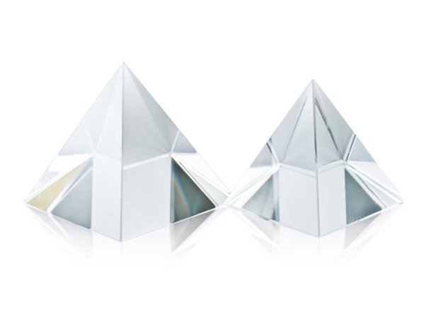 Кристална пирамида
Кристалната пирамида може да балансира енергията край вас. Пречиства душата, елиминира негативната енергия и укрепва, мотивира. Снимка: Istock