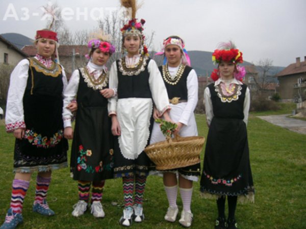 Лазарките са облечени в пъстри носии, обикалят къщите на Лазаровден и Цветница, за да пеят и танцуват, наричайки благопожелания за всеки от семейството.