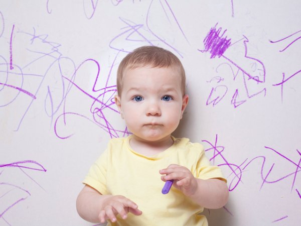 Премахва пастели от стените
Децата ви са решили да изрисуват стените вкъщи с пастели? Няма проблем! Можете да ги премахнете с паста за зъби. Втрийте я внимателно, след това забършете с мокра кърпа.&nbsp;&nbsp;Снимка: istock