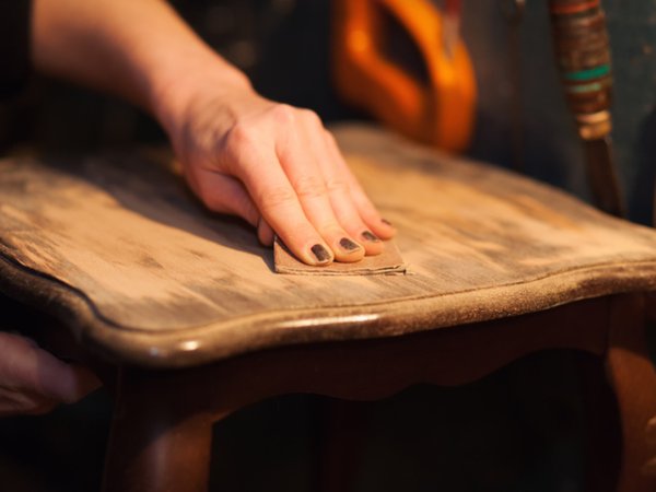 С помощта на кафето можете да накарате драскотините по дървените ви мебели да изчезнат. Просто втрийте утайка от кафе в тях и след това забършете. Снимка: istock