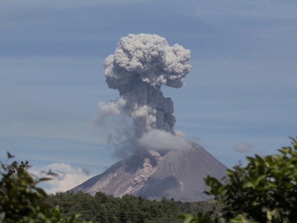 Вулканът Синабунг в Индонезия
Този активен вулкан се намира на остров Суматра. Честите му изригвания оставят местни жители редовно без покрив над главата. Близките селища до вулкана бяха залети с лава няколко години поред, през 2010-та, след това през 2013, 2014 и 2015 година.&nbsp;
Снимка: Reuters