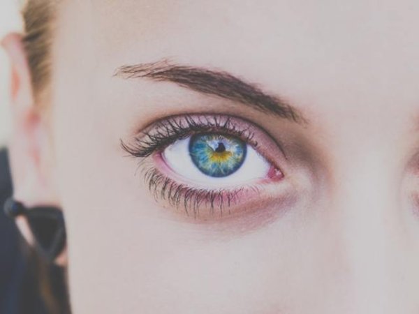 Сминдух
Сминдухът е друго древно средство за лечение на кожни проблеми. Днес то се използва и за редуциране на фините бръчки. За да подобрите състоянието на кожата около очите, направете на пюре няколко листа от билката и го комбинирайте с малко вода. Тази маска трябва да престои не повече от 10 минути в областта около очите.
Снимка: pixabay