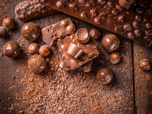 Шоколад
Шоколадът е една от най-чувствените храни. Той съдържа анандамид и фенилетиламин, а тези вещества повишават нивата на серотонин, който ни кара да се чувстваме добре. Консумацията на шоколад може да доведе и до повишаване нивата на допамина, който предизвиква чувство на удоволствие. Добавете го към вашите еротични игри. Снимка: istock