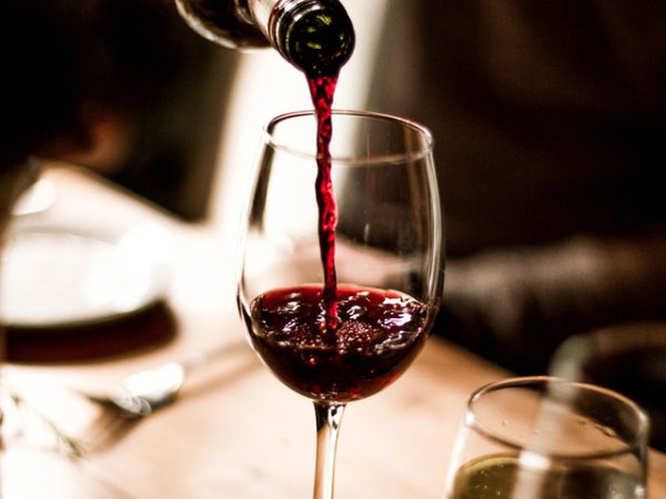 Червено виноСхващането, че червеното вино се пие топло е много популярно. Според някои специалисти по вината е най-добре червеното вино да се охлажда съвсем леко преди консумация &ndash; не повече от 30 минути в хладилника. Така вкусовите му качества и антиоксиданти се активират и носят множество ползи за здравето.&nbsp;Снимка: istock