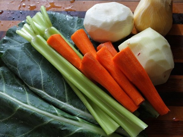 Целината е нискокалоричен зеленчук. Едно стебло съдържа само 10 калории. Ако спазвате диетичен режим на хранене, задължително добавете няколко стръка целина в салатата си. Също така зеленчукът е богат и на диетични фибри.