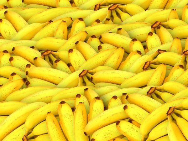 Банани&nbsp;
Бананите са един от най-добрите източници на калий &ndash; минерал, който е жизненоважен за поддържане баланса на влагата на кожата ви. Изключително сухата кожа е класически симптом на недостиг на калий, затова опитайте да включите банан като част от ежедневния прием на плодове.&nbsp;Снимка:&nbsp;pixabay