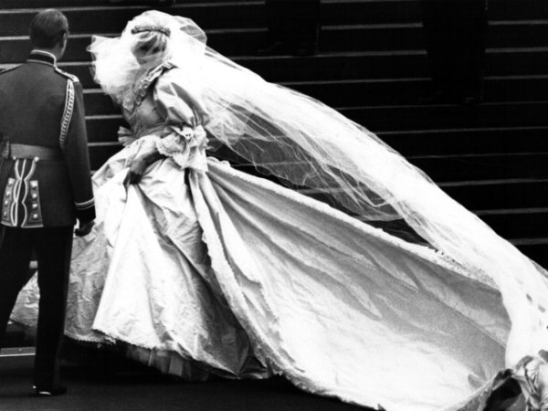 Сватбената ѝ рокля е абсолютно произведение на изкуството. В историята тя остава като една от най-известните и копирани рокли. Проектирана от Дейвид и Елизабет Емануел, роклята в слонова кост е изработена от копринена тафта и старинна дантела, покрита с 10 000 перли. &nbsp;Снимка: Reuters
