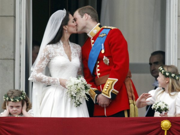 Принц Уилям:&nbsp;"Когато говорим за сватбата, аз наистина почувствах, че тя беше там. Нали знаете, има моменти, когато търсите нещо или някого, за да ви даде сила, и точно така аз почувствах, че тя беше там за мен."
Снимка: Reuters