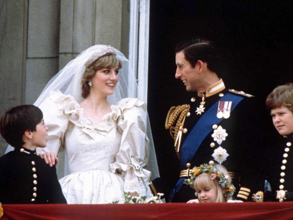 Даяна сключва брак на 29 юли 1981 година. Сред едни от знаменитостите присъствали на събитието са Джани Версаче, Джордж Майкъл, Брайън Адамс и Елтън Джон.&nbsp;Снимка: Reuters