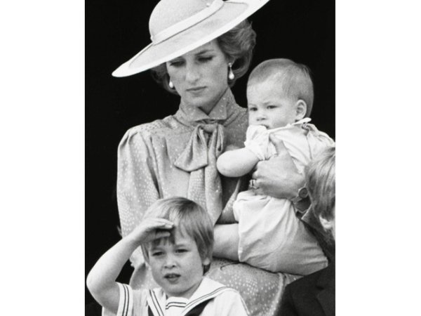 Принц Уилям се ражда на 21.06.1982 година, а принц Хари на 15.09.1984 година. Принцовете са родени в болница "Света Мария" в Лондон. &nbsp;Снимка: Reuters