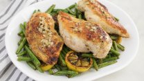 Бърза рецепта: Пиле с чесън и зелен фасул