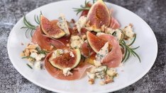 Пресни смокини с прошуто и синьо сирене