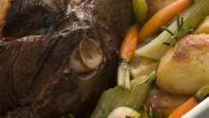 Агнешко с лук и картофи