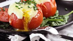Пълнени домати със салам и яйце