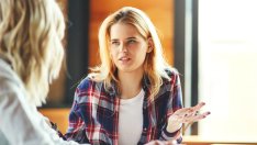 Неприятни навици по време на разговор, които да изкорените