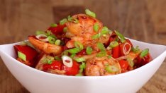 Пикантни скариди с чушки