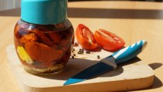 Видео рецепта: Сушени домати със зехтин