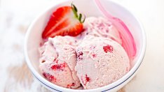 Домашен ягодов сладолед от Джейми Оливър