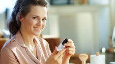 6 етерични масла за стресирана кожа с бръчки