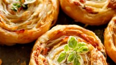 Рулца с бутертесто, песто и моцарела