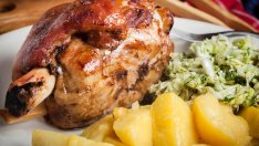 Печен свински джолан с лук