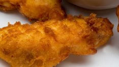 Панирана бяла риба с чесън