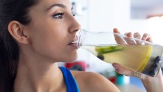 Полезна ли е водата с лимон при камъни в бъбреците 