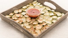 Печен чипс от тиквички с подправки 