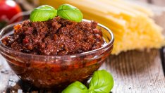 Песто със сушени домати и два вида ядки