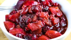 Чътни с дюли и червени боровинки 