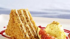 Изкусителна торта със сметана и смокини