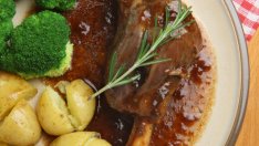 Печено агнешко с чесън и пресни картофи