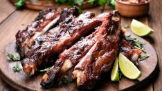 Медено-чеснови свински ребърца