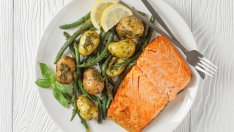 Сьомга с картофи и песто