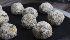 Енергийни топчета с овес и ябълки