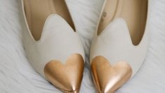 Обувки със златни сърца