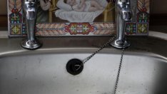 Как да отпушим мивката?