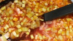 Зелева чорба с праз и орехи