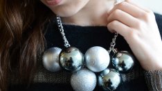 Направете си коледен гердан с топки