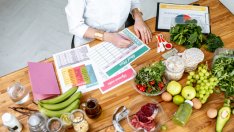 Какви храни трябва да включва диетата ви според възрастта ви 